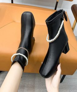 ショートブーツ | 大きいサイズレディース スクエアトゥ チャンキーヒール バックファスナー 合皮ブーツ 黒ブーツ ミドルヒール ブーツ フェイクパール シューズ