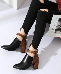 ショートブーツ | 大きいサイズレディース チャンキーヒール ポインテッドトゥ 太ヒール 合皮ブーツ バックファスナー ブーツ 黒ブーツ バイカラー ミドルヒール