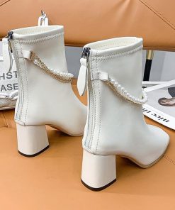 ショートブーツ | 大きいサイズレディース スクエアトゥ チャンキーヒール バックファスナー 合皮ブーツ 黒ブーツ ミドルヒール ブーツ フェイクパール シューズ